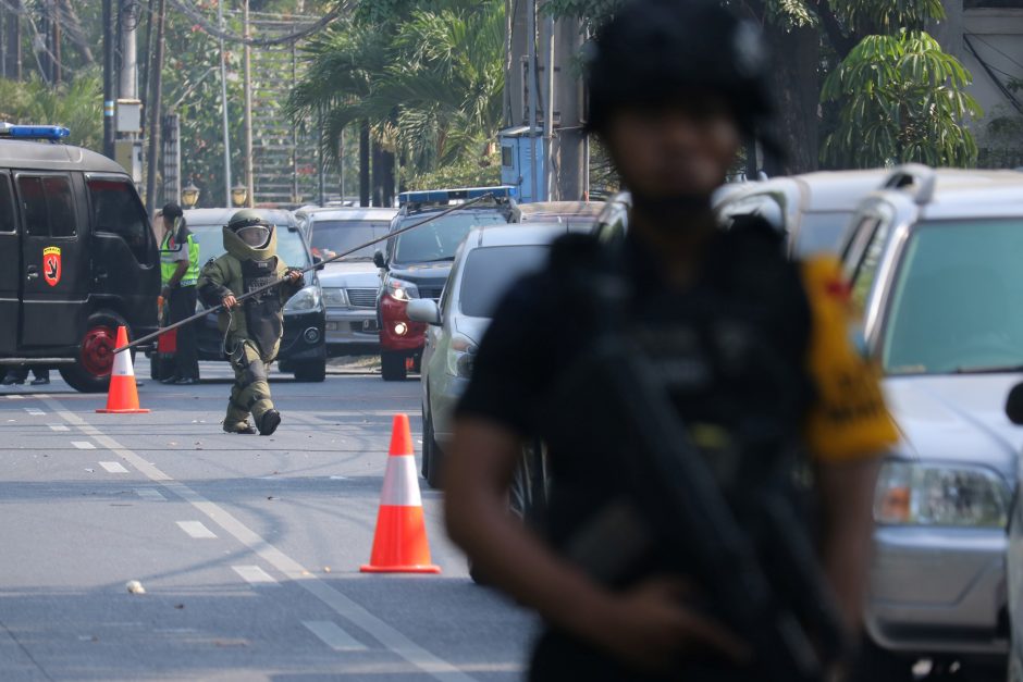 Indonezijoje per sprogdinimus bažnyčiose žuvo mažiausiai devyni žmonės