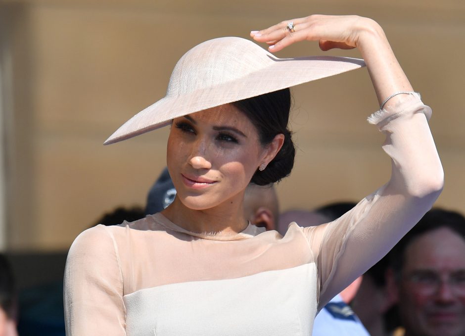 Jaunavedžiai Harry ir Meghan pirmąkart po vestuvių pasirodė viešumoje