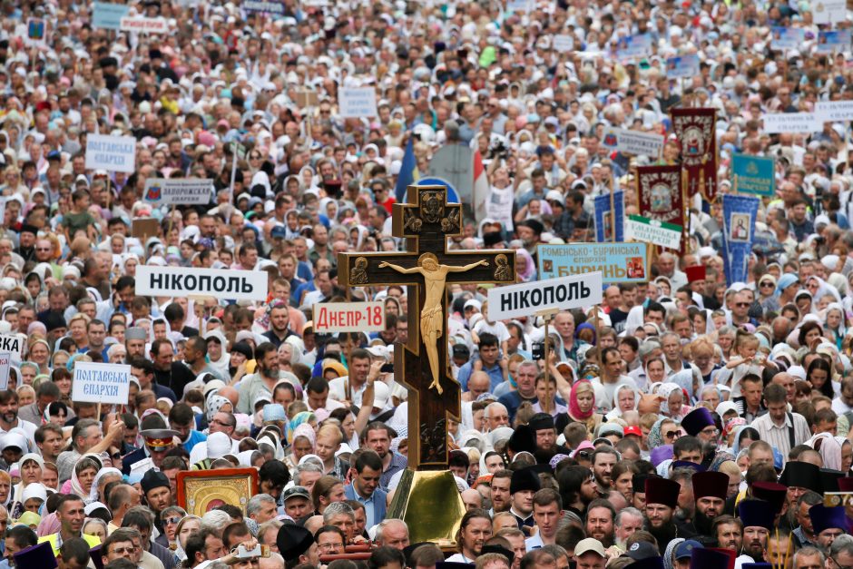 Ukrainoje tūkstančiai žmonių paminėjo šalies krikštą per Maskvos remiamą procesiją