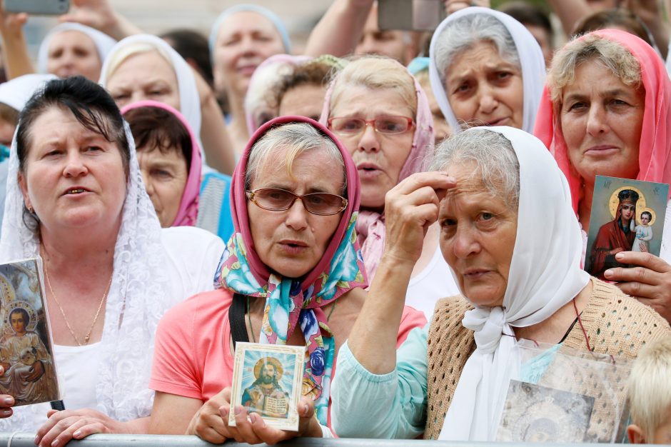 Ukrainoje tūkstančiai žmonių paminėjo šalies krikštą per Maskvos remiamą procesiją