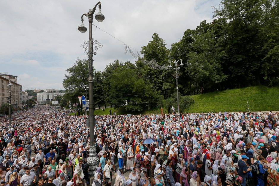 Ukrainoje tūkstančiai žmonių paminėjo šalies krikštą per Maskvos remiamą procesiją