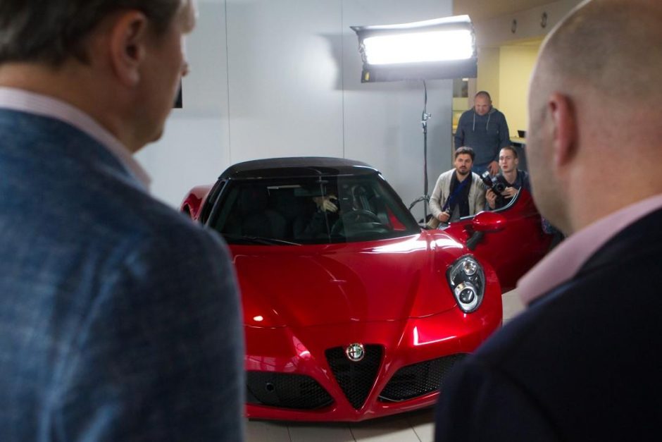 Lietuvoje pristatytas grakštus ir galingas „Alfa Romeo“ kabrioletas „4C Spider“