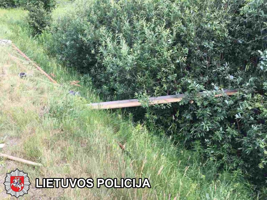 Po smūgio į arklio traukiamą vežimą mašina apvirto ant stogo