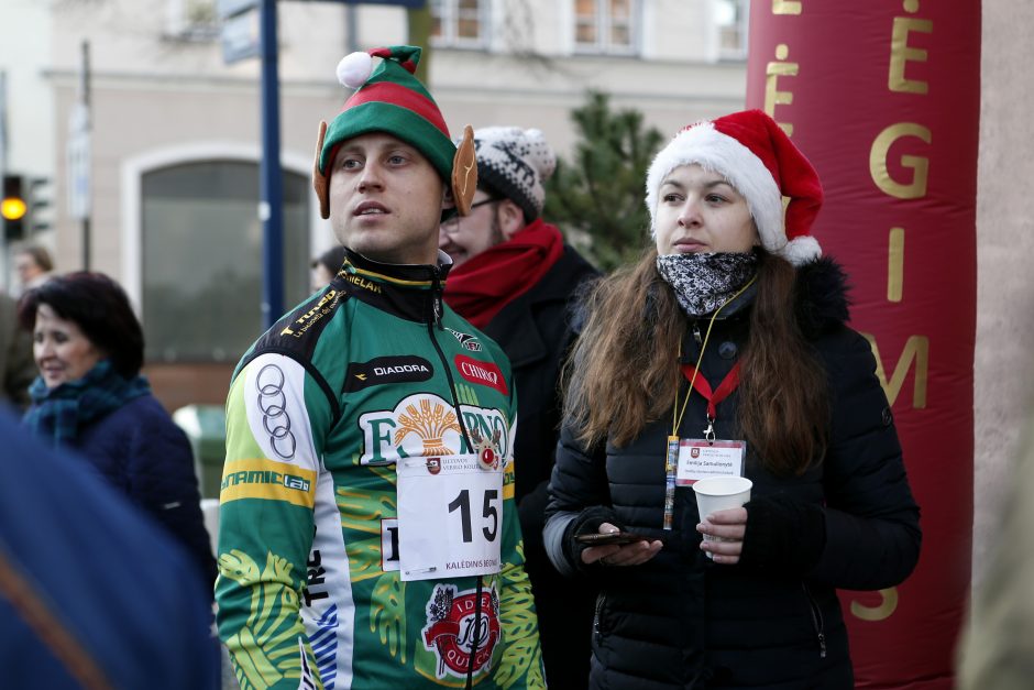 Klaipėdoje linksmo kalėdinio bėgimo dalyviai nepamiršo tauraus tikslo