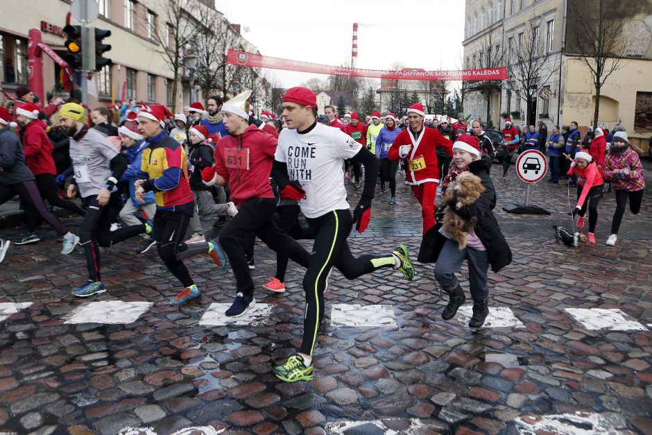 Klaipėdoje linksmo kalėdinio bėgimo dalyviai nepamiršo tauraus tikslo