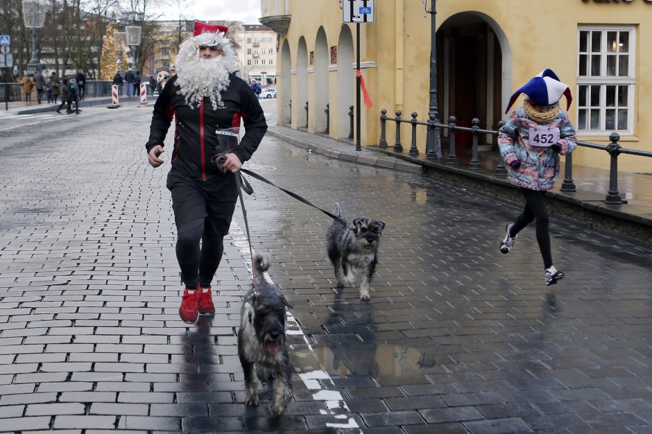 Klaipėdoje linksmo kalėdinio bėgimo dalyviai nepamiršo tauraus tikslo