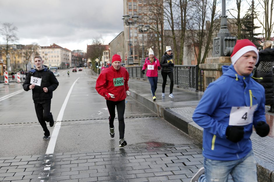 Klaipėdoje linksmo kalėdinio bėgimo dalyviai nepamiršo tauraus tikslo