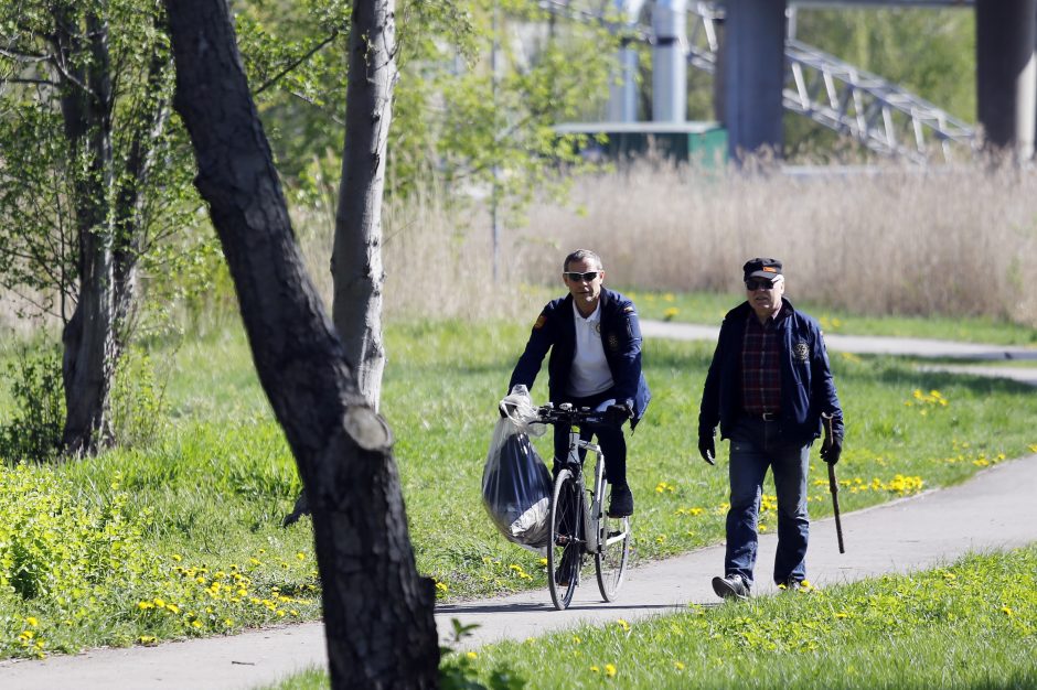 Dangės švarinimo akcija: narai ištraukė krūvą padangų