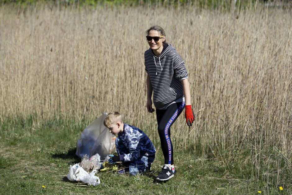 Dangės švarinimo akcija: narai ištraukė krūvą padangų