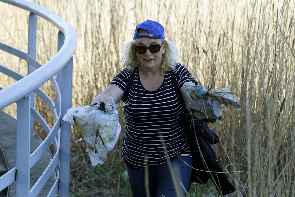 Dangės švarinimo akcija: narai ištraukė krūvą padangų