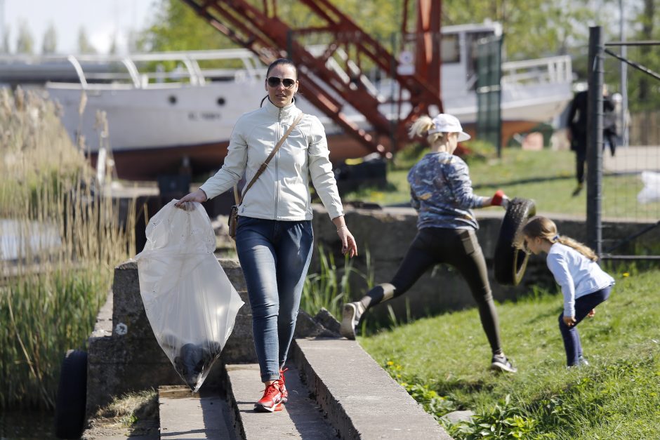 Dangės švarinimo akcija: narai ištraukė krūvą padangų