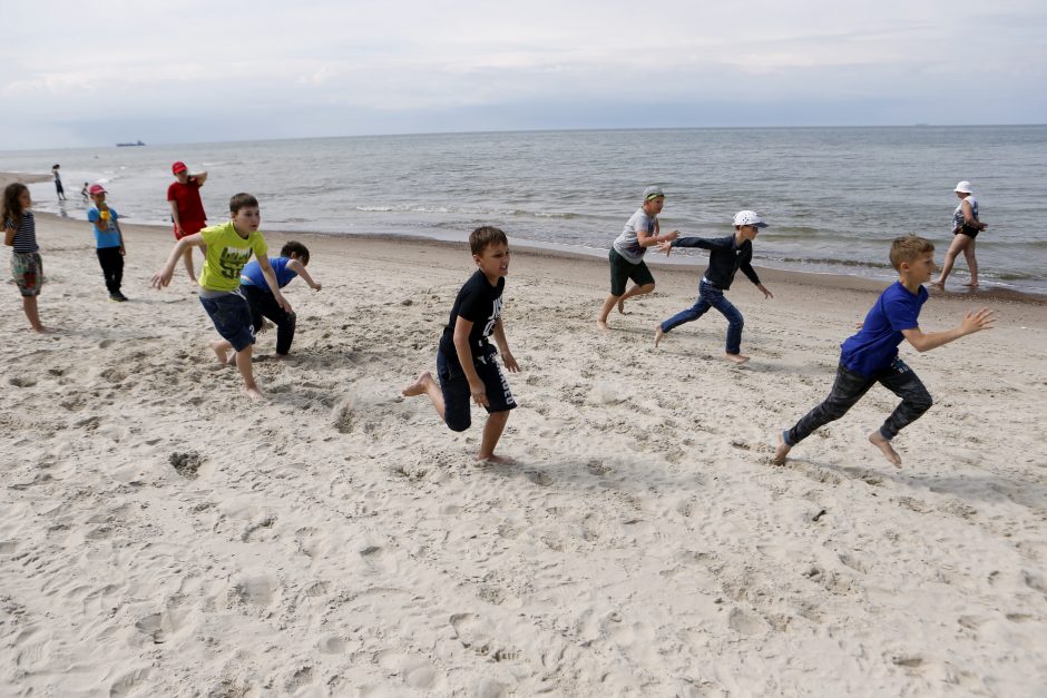 Gelbėtojai vaikams pasakojo apie saugų elgesį prie jūros