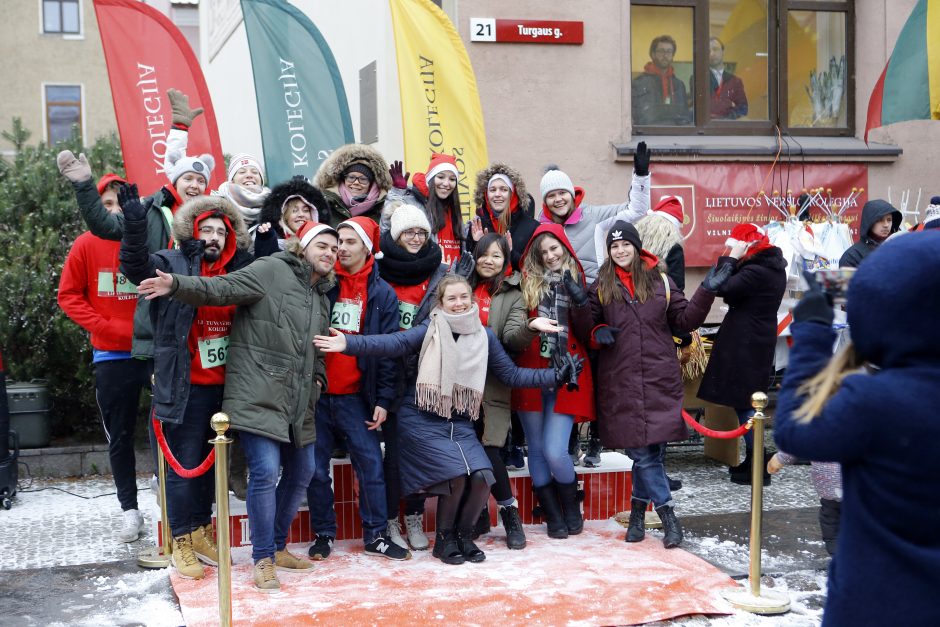 Kalėdiniame bėgime – seneliai, eglutės ir besmegeniai