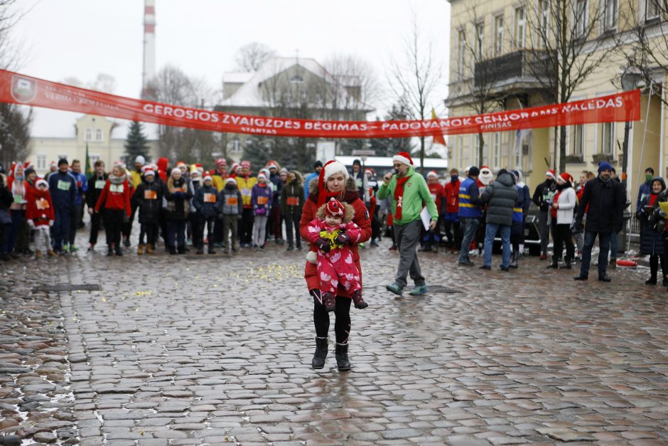 Kalėdiniame bėgime – seneliai, eglutės ir besmegeniai