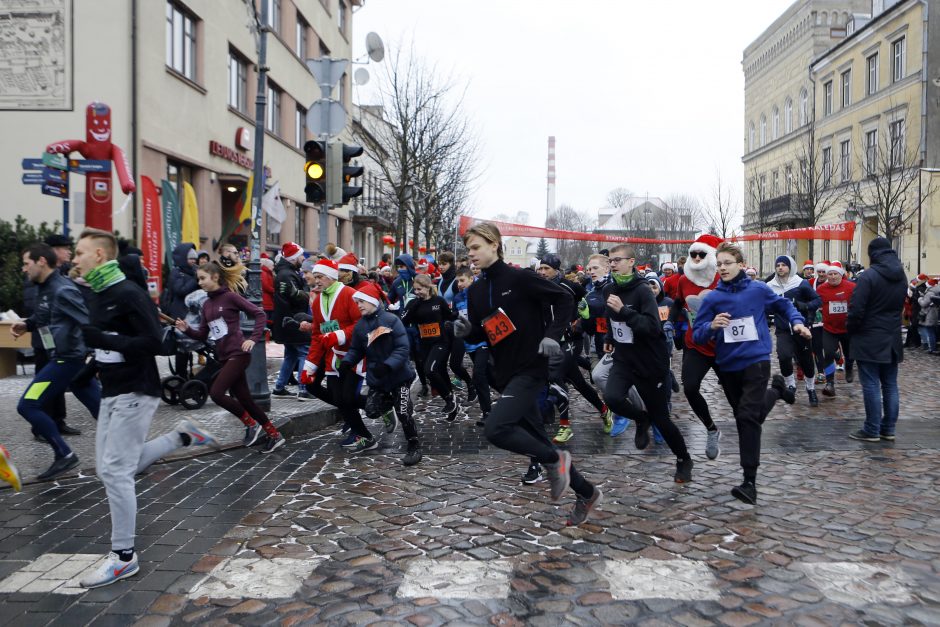 Kalėdiniame bėgime – seneliai, eglutės ir besmegeniai