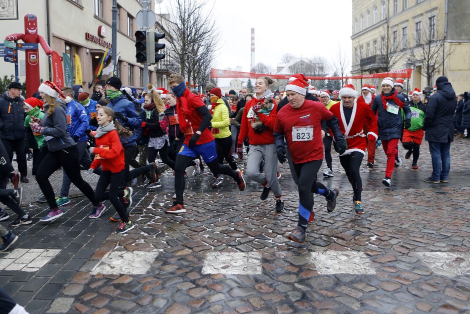 Kalėdiniame bėgime – seneliai, eglutės ir besmegeniai