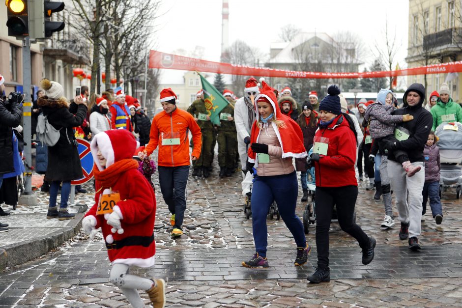 Kalėdiniame bėgime – seneliai, eglutės ir besmegeniai