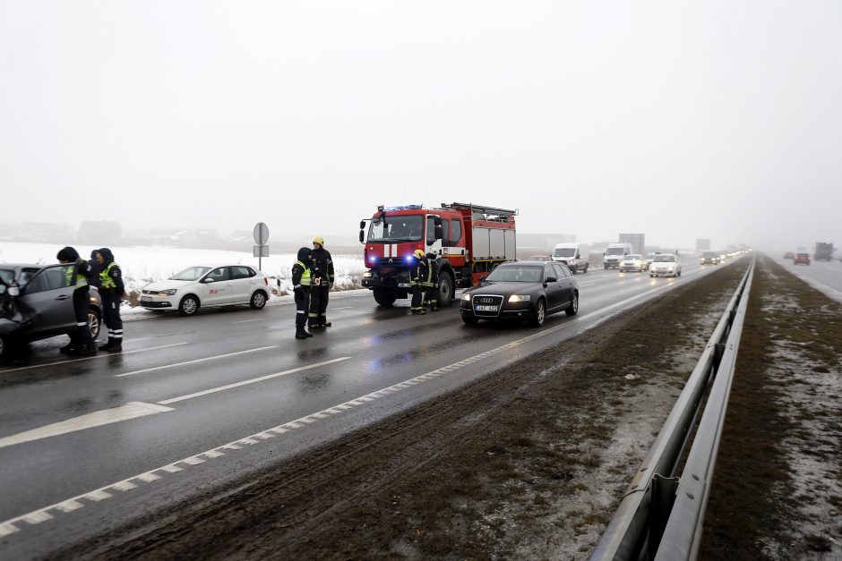 Moters vairuojamas visureigis rėžėsi į vilkiką