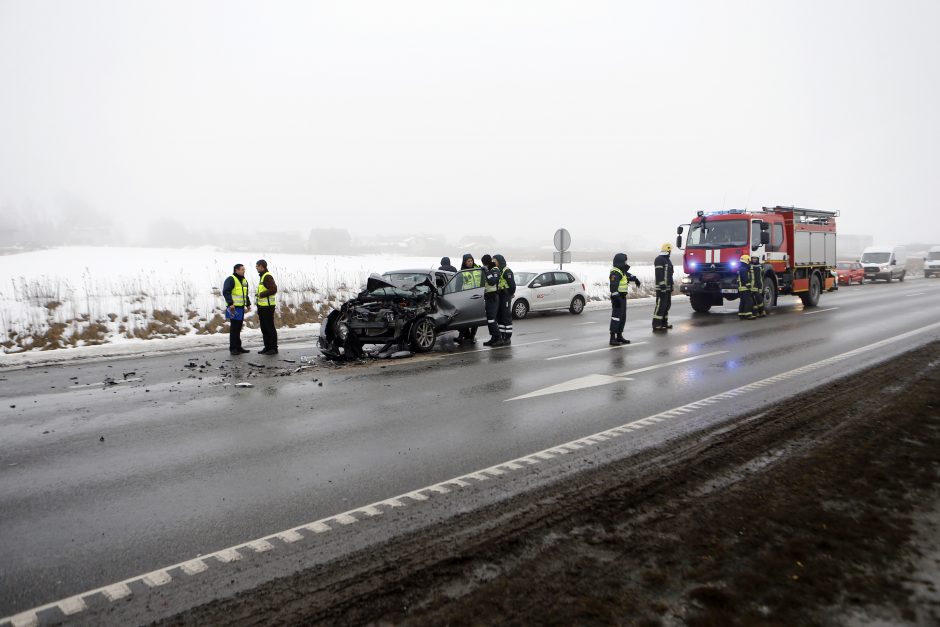 Moters vairuojamas visureigis rėžėsi į vilkiką