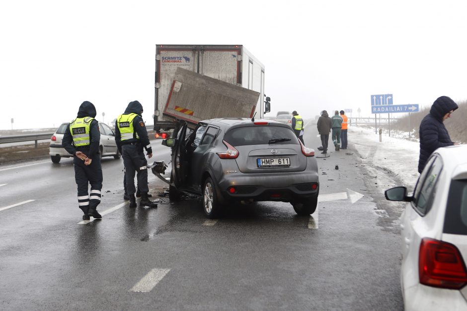 Moters vairuojamas visureigis rėžėsi į vilkiką