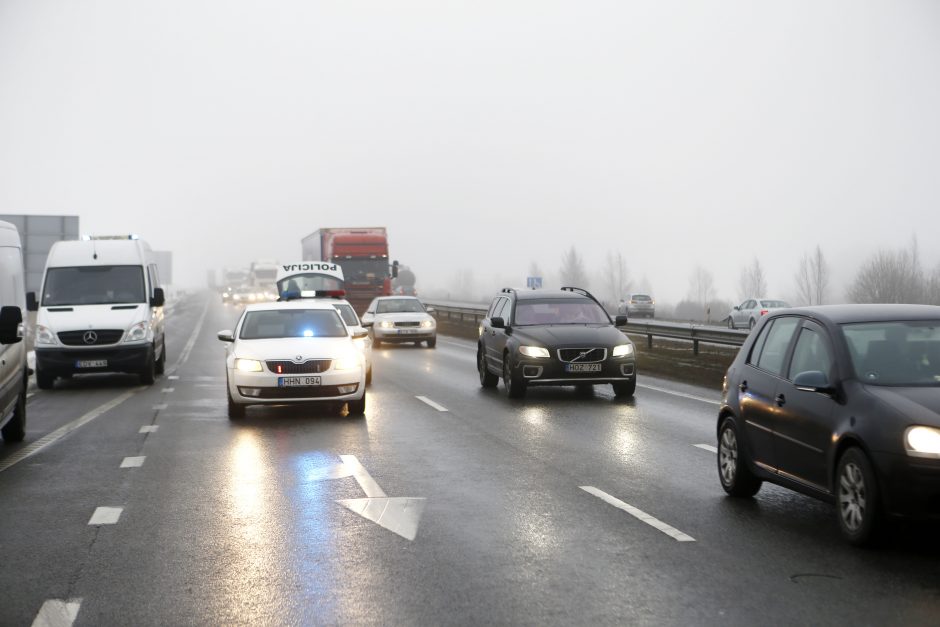 Moters vairuojamas visureigis rėžėsi į vilkiką