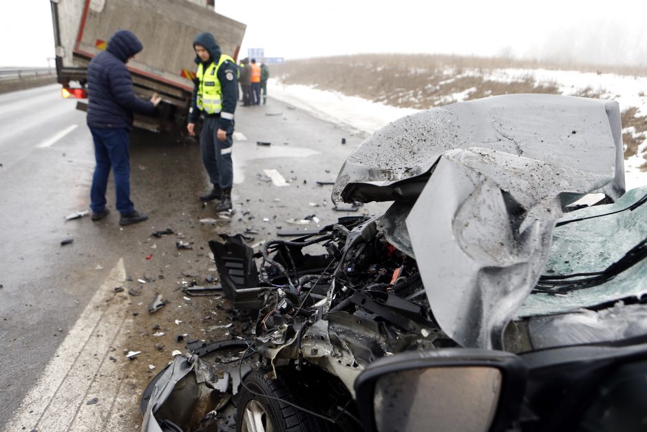 Moters vairuojamas visureigis rėžėsi į vilkiką