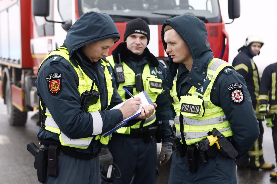 Moters vairuojamas visureigis rėžėsi į vilkiką