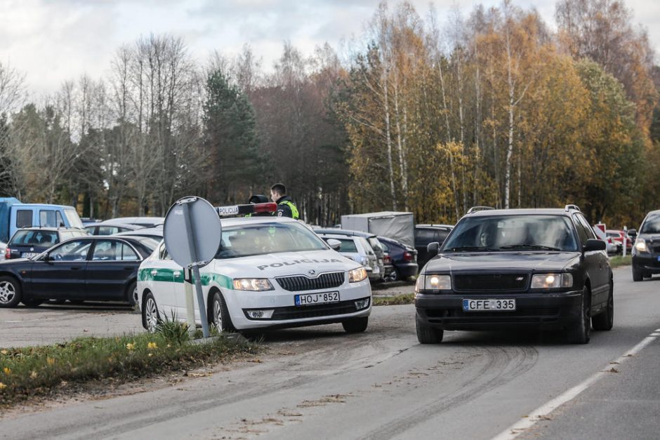 Prie kapinių – transporto spūstys