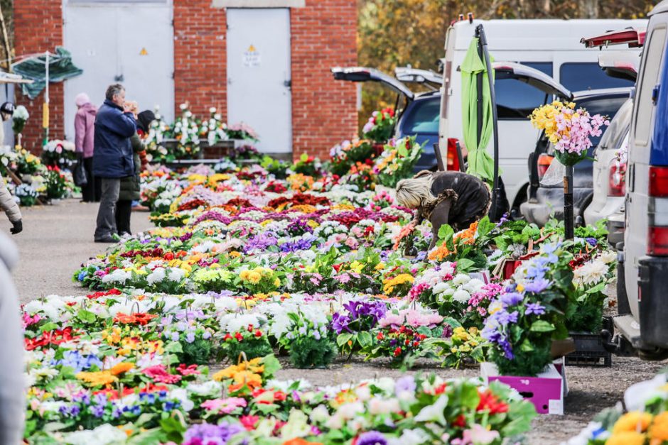 Prie kapinių – transporto spūstys