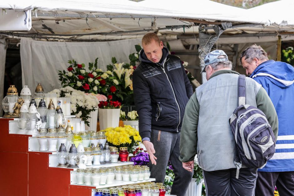 Prie kapinių – transporto spūstys