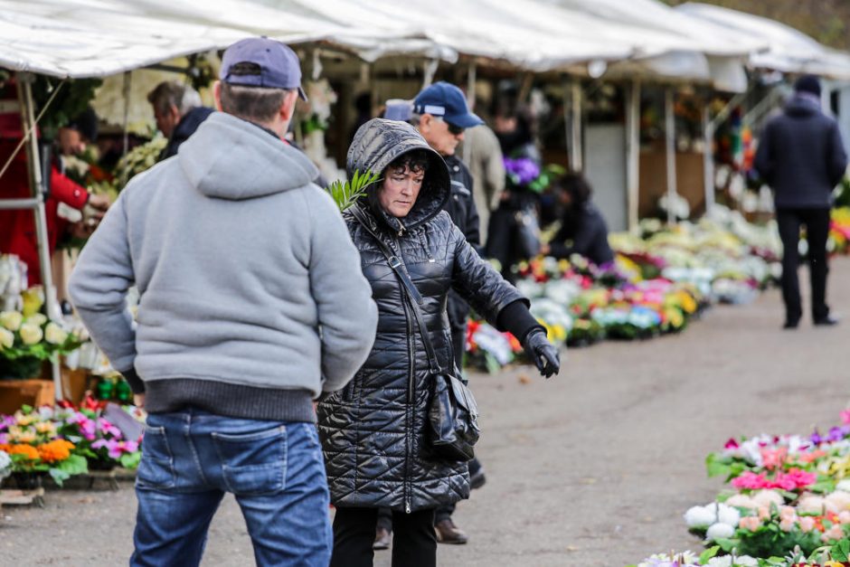 Prie kapinių – transporto spūstys