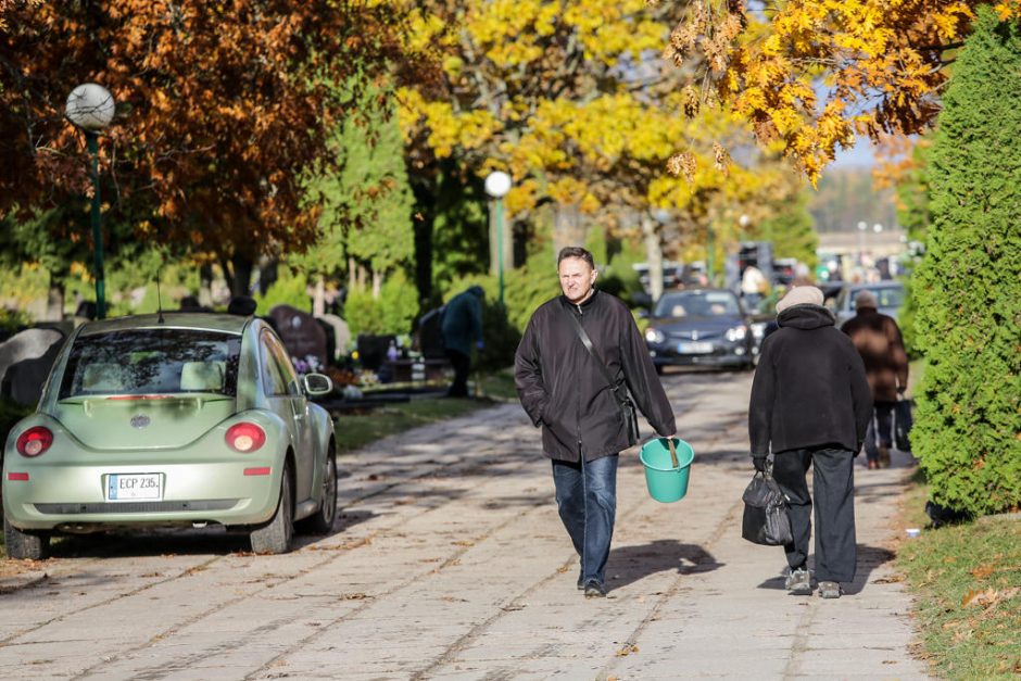 Prie kapinių – transporto spūstys