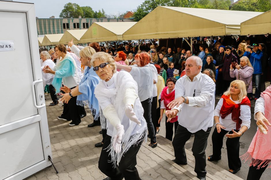 Muzikantai ir šokėjai – tarp turgaus prekeivių