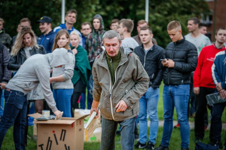 Uostamiestyje skraidė klaviatūros