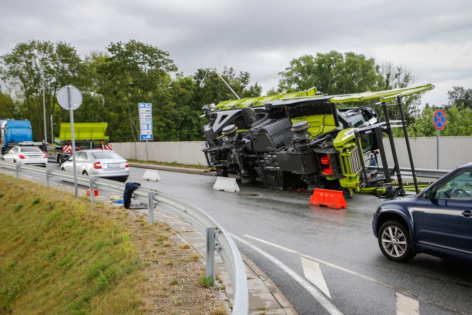 Klaipėdoje vilkikas „pametė“ kombainą