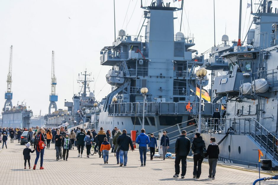 Klaipėdiečiai plūdo apžiūrėti NATO laivų