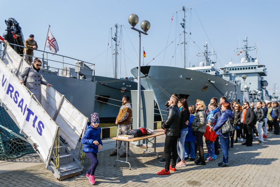 Klaipėdiečiai plūdo apžiūrėti NATO laivų