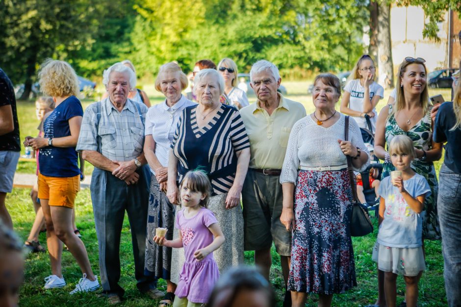 Paupių žmonės drauge palydėjo vasarą