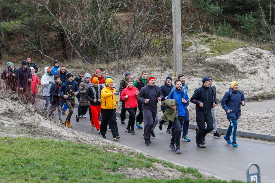 Sveikuoliai metus pradėjo audringoje jūroje