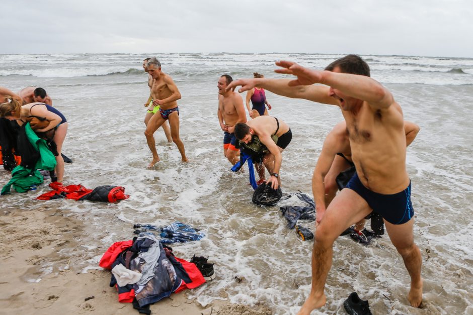 Sveikuoliai metus pradėjo audringoje jūroje