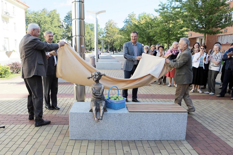 M.Mažvydo alėjoje praeivius džiugins bronzinė mergytė