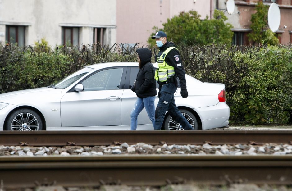 Klaipėdoje policininkai laukė prie geležinkelio: nutvėrė keturis pažeidėjus