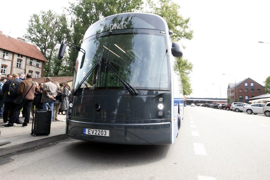 Išriedėjo klaipėdiečių kurtas elektrobusas