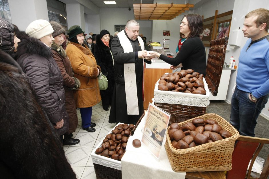 Prie palaimintos duonos nusidriekė eilė