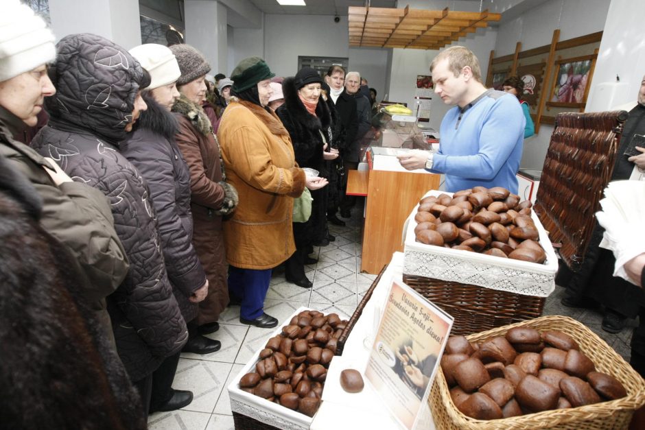 Prie palaimintos duonos nusidriekė eilė