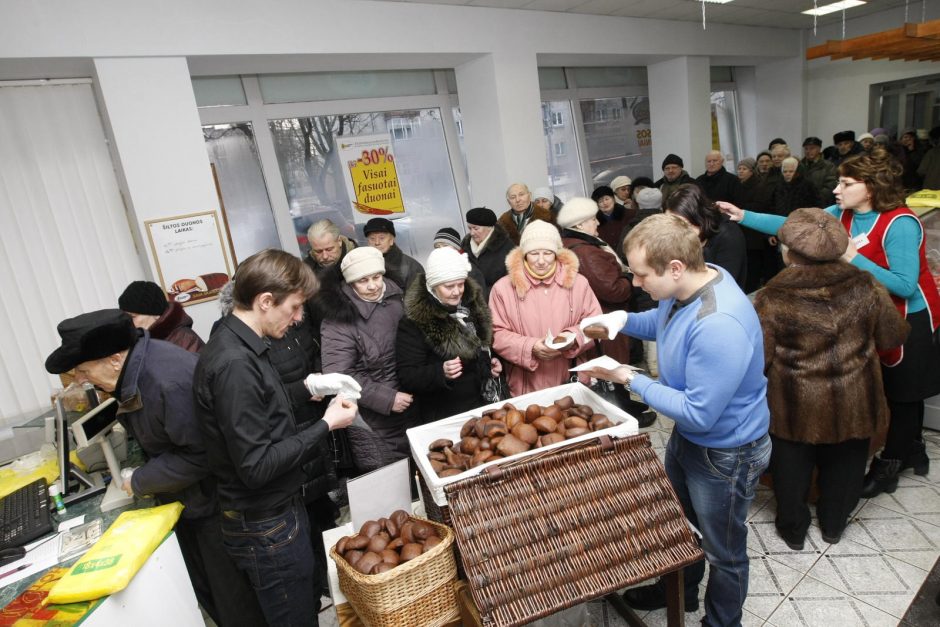 Prie palaimintos duonos nusidriekė eilė