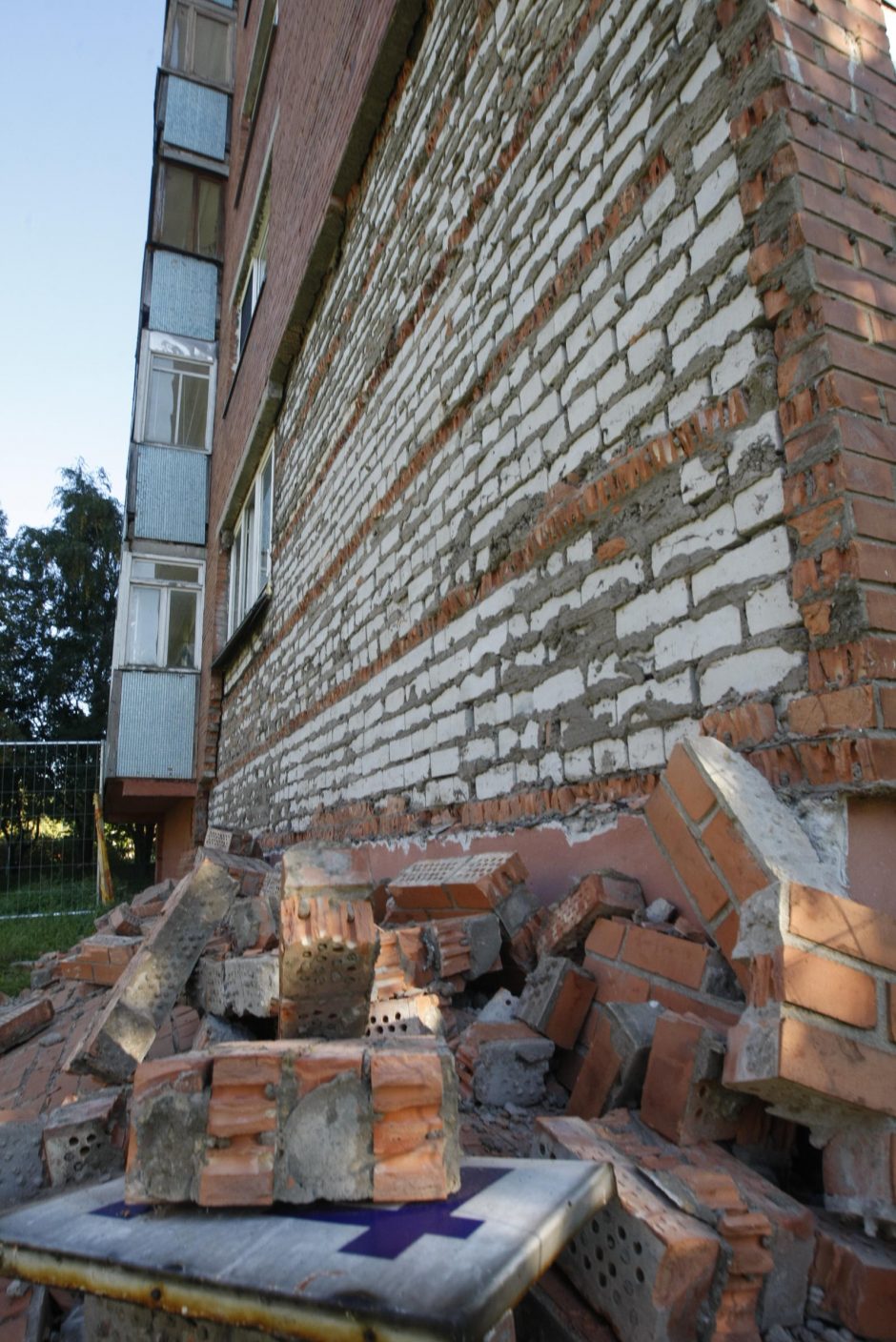 Klaipėdoje triukšmingai nugriuvo dalis daugiabučio namo fasado