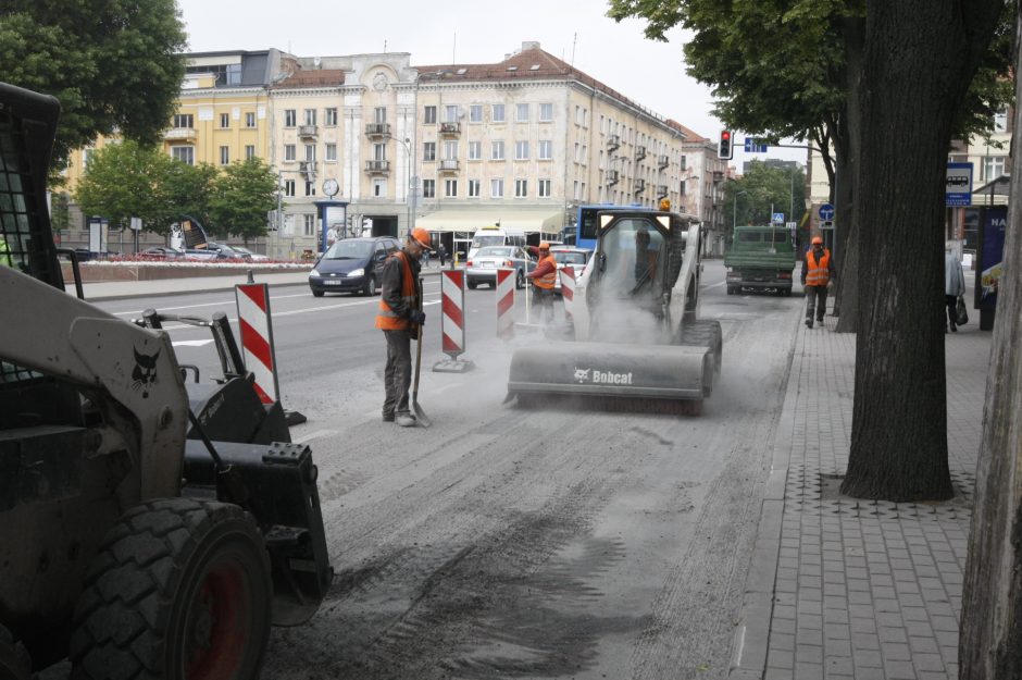 Kelininkai toliau gramdė asfaltą