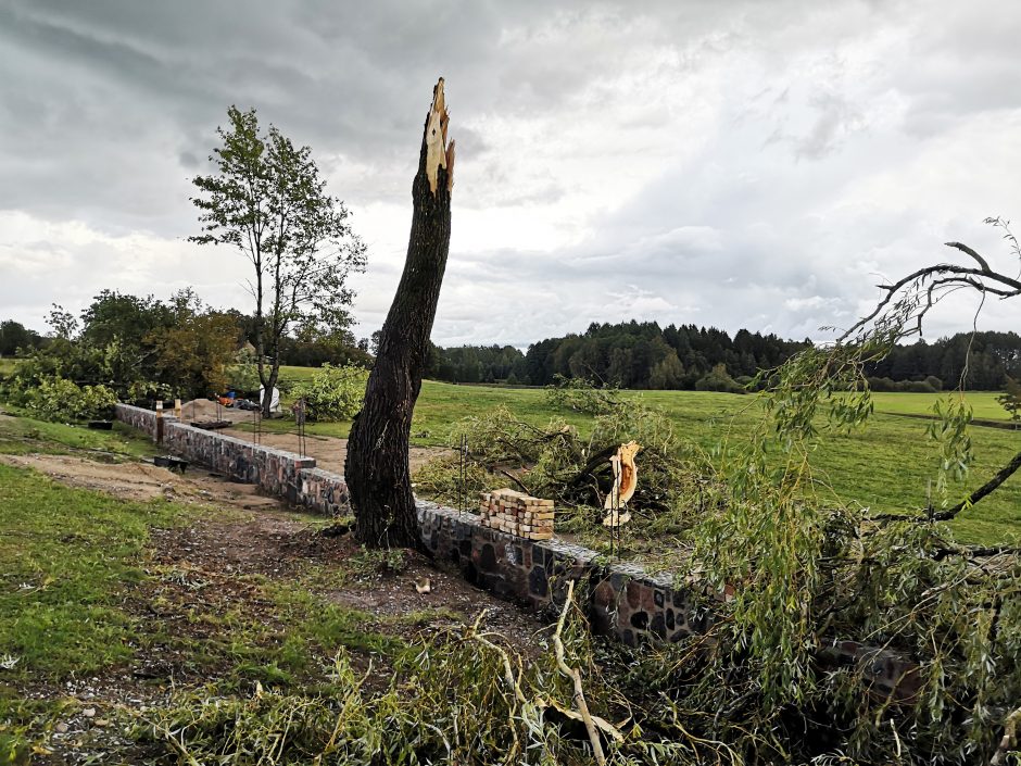 Viesulas pajūryje griovė stogus, lietus skandino gatves