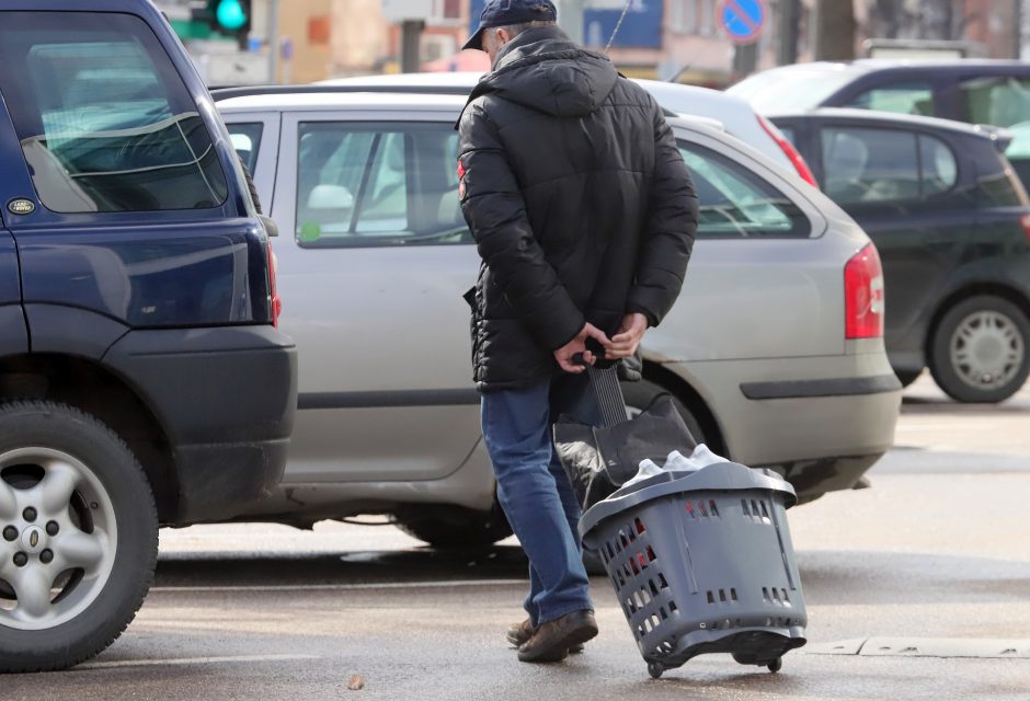 Koronavirusas Kaune: eilės maisto prekių parduotuvėse ir nusivylę jaunieji